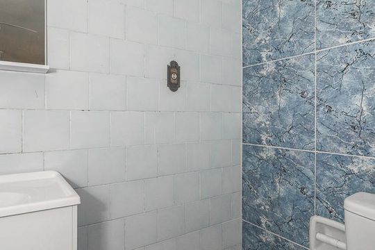 Banheiro de kitnet/studio à venda com 1 quarto, 32m² em Vila Ipiranga, Porto Alegre