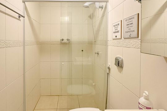 Banheiro de apartamento para alugar com 1 quarto, 47m² em Canasvieiras, Florianópolis