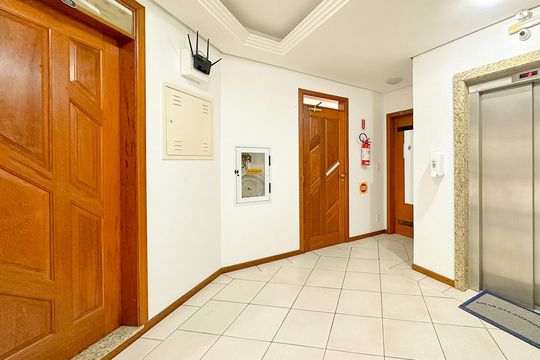 Hall de entrada de apartamento para alugar com 1 quarto, 47m² em Canasvieiras, Florianópolis