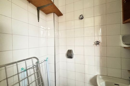 Banheiro de serviço de apartamento para alugar com 1 quarto, 55m² em Itaim Bibi, São Paulo