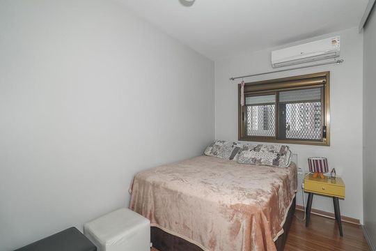 Quarto de apartamento à venda com 1 quarto, 50m² em Jardim Floresta, Porto Alegre