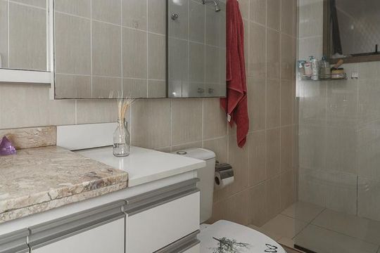 Banheiro de apartamento à venda com 1 quarto, 50m² em Jardim Floresta, Porto Alegre