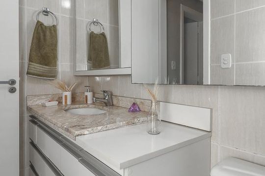 Banheiro de apartamento à venda com 1 quarto, 50m² em Jardim Floresta, Porto Alegre