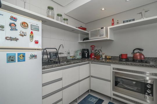 Cozinha de apartamento à venda com 1 quarto, 50m² em Jardim Floresta, Porto Alegre