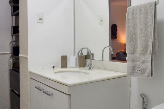 Banheiro de apartamento para alugar com 1 quarto, 50m² em Pinheiros, São Paulo