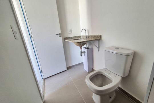 Banheiro de apartamento à venda com 1 quarto, 24m² em Vila Nova Conceição, São Paulo