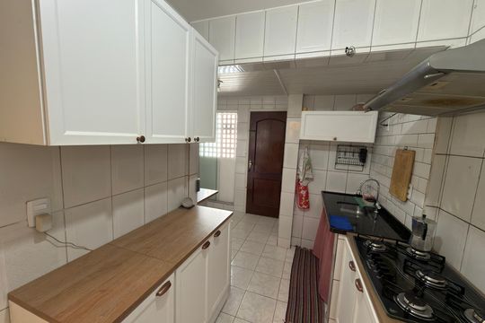 Cozinha e lavanderia de apartamento para alugar com 3 quartos, 75m² em Taguatinga, Brasília