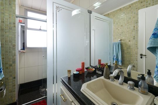 Banheiro social de apartamento à venda com 4 quartos, 150m² em Sagrada Família, Belo Horizonte