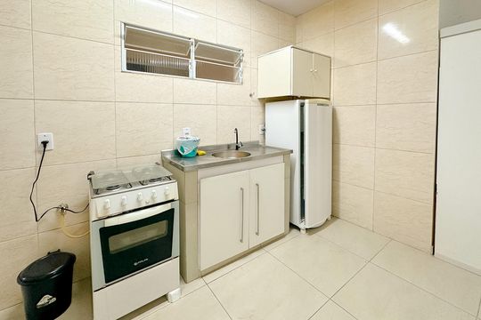 Cozinha de kitnet/studio para alugar com 1 quarto, 25m² em Canasvieiras, Florianópolis