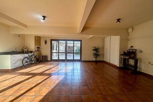 Garagem de casa para alugar com 5 quartos, 391m² em Santa Monica, Florianópolis