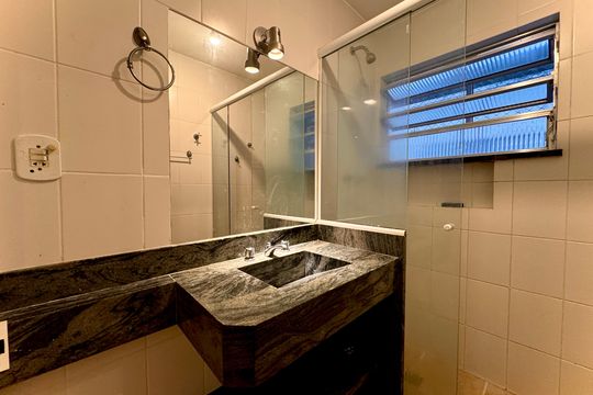 Banheiro social de apartamento à venda com 2 quartos, 70m² em Laranjeiras, Rio de Janeiro