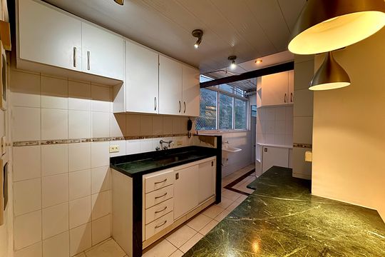 Cozinha de apartamento à venda com 2 quartos, 70m² em Laranjeiras, Rio de Janeiro