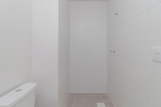 Banheiro de apartamento à venda com 1 quarto, 44m² em Menino Deus, Porto Alegre