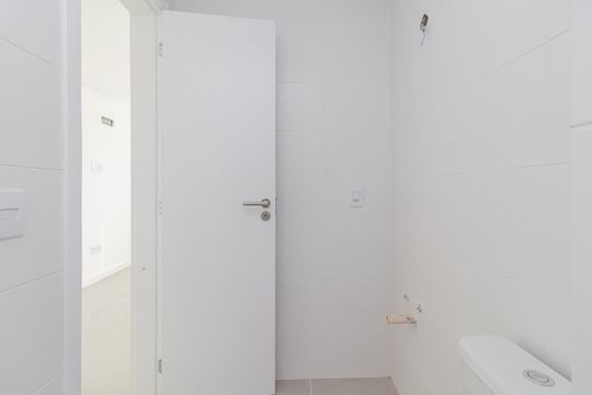 Banheiro de apartamento à venda com 1 quarto, 44m² em Menino Deus, Porto Alegre