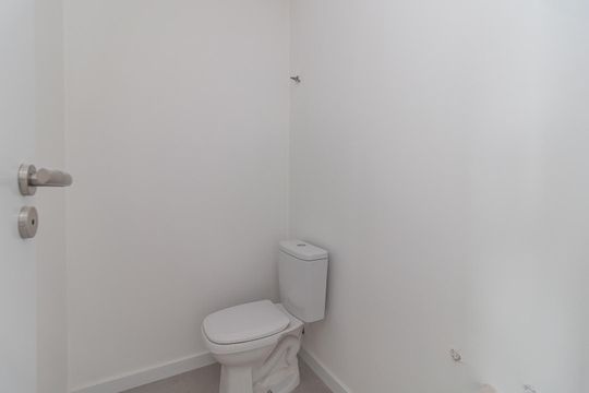 Banheiro de apartamento à venda com 1 quarto, 44m² em Menino Deus, Porto Alegre