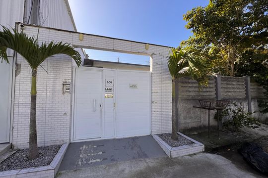 Fachada de casa de condomínio à venda com 2 quartos, 60m² em Recreio dos Bandeirantes, Rio de Janeiro