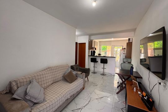 Sala de casa de condomínio à venda com 2 quartos, 60m² em Recreio dos Bandeirantes, Rio de Janeiro