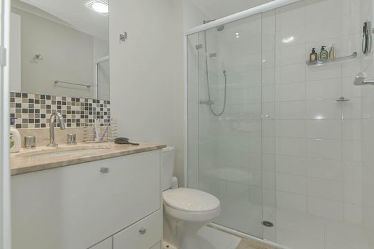 Banheiro de apartamento à venda com 1 quarto, 51m² em Brooklin, São Paulo