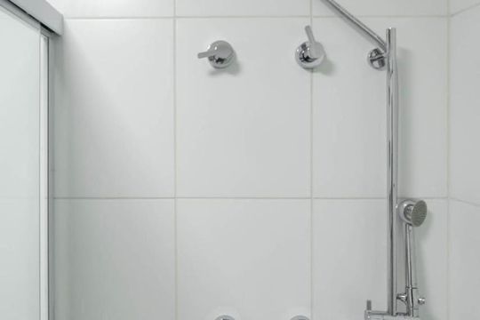 Banheiro de apartamento para alugar com 1 quarto, 27m² em Brooklin, São Paulo
