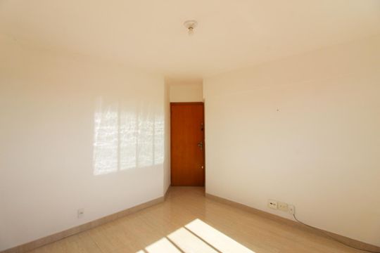 Sala de apartamento à venda com 2 quartos, 76m² em Heliópolis, Belo Horizonte