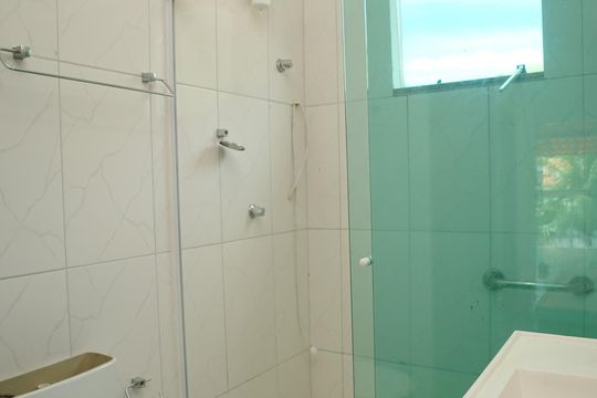 Banheiro Social de casa para alugar com 4 quartos, 500m² em Camburi, Maricá