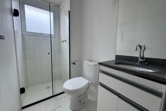 Banheiro de apartamento à venda com 2 quartos, 48m² em São Pedro, Osasco