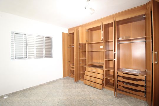 Quarto 1 de casa para alugar com 2 quartos, 180m² em Núcleo Carvalho de Araujo, São Paulo