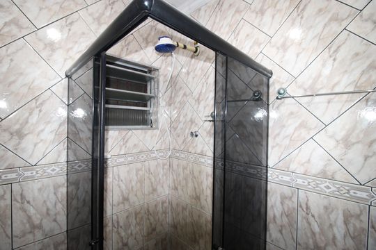 Banheiro de casa para alugar com 2 quartos, 180m² em Núcleo Carvalho de Araujo, São Paulo