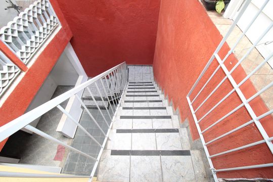 Escada de casa para alugar com 2 quartos, 180m² em Núcleo Carvalho de Araujo, São Paulo