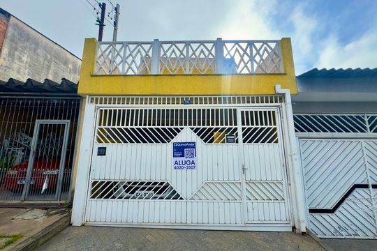 Placa instalada na fachada do imóvel de casa para alugar com 2 quartos, 250m² em Jardim Santa Lidia, Guarulhos