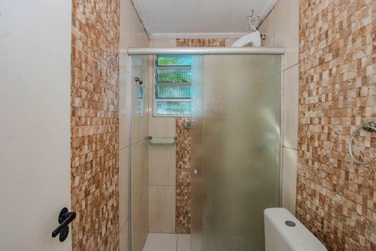 Banheiro de apartamento à venda com 2 quartos, 48m² em Sarandi, Porto Alegre