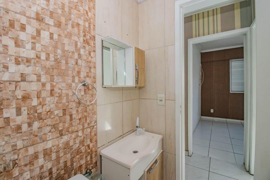 Banheiro de apartamento à venda com 2 quartos, 48m² em Sarandi, Porto Alegre