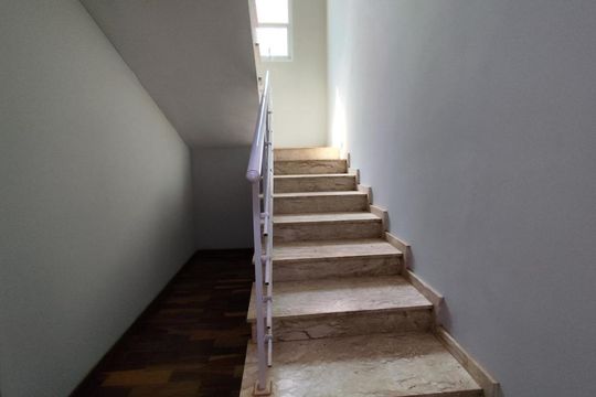Escada de casa à venda com 6 quartos, 550m² em Recanto Maravilha III, 