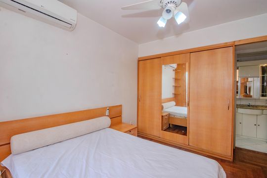 Suíte de apartamento à venda com 3 quartos, 100m² em Santa Cecília, Porto Alegre