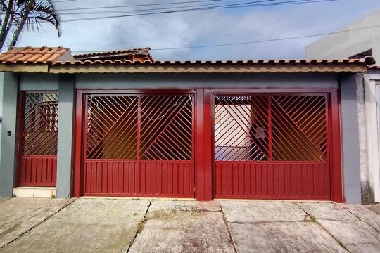 Fachada  de casa para alugar com 4 quartos, 144m² em Sesc, Suzano