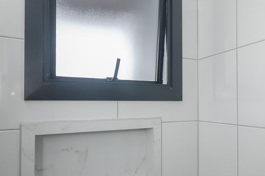 Banheiro de apartamento para alugar com 1 quarto, 26m² em Costa E Silva, Porto Alegre