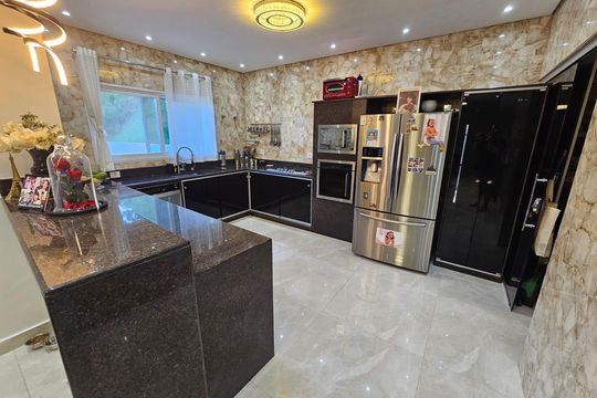 Cozinha de casa de condomínio à venda com 5 quartos, 978m² em Residencial Tambore, Barueri