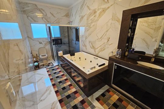 Banheiro 6 de casa de condomínio à venda com 5 quartos, 978m² em Residencial Tambore, Barueri