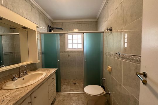 Banheiro Social 1 de casa de condomínio para alugar com 3 quartos, 270m² em Nova Higienópolis, Barueri