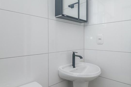 Banheiro de apartamento para alugar com 1 quarto, 25m² em Costa E Silva, Porto Alegre