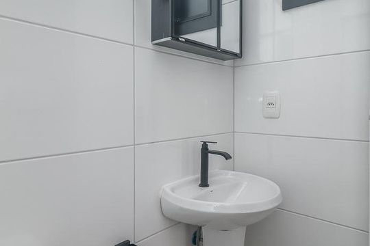 Banheiro de apartamento para alugar com 0 quarto, 17m² em Costa E Silva, Porto Alegre
