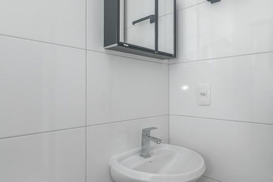 Banheiro de apartamento para alugar com 1 quarto, 28m² em Costa E Silva, Porto Alegre