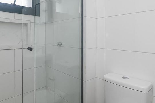 Banheiro de apartamento para alugar com 1 quarto, 26m² em Costa E Silva, Porto Alegre