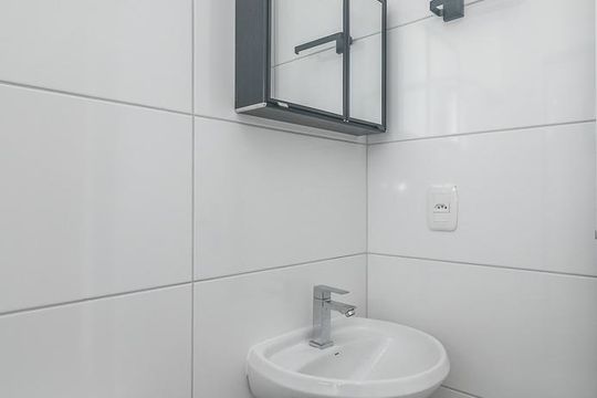 Banheiro de apartamento para alugar com 1 quarto, 26m² em Costa E Silva, Porto Alegre