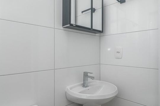 Banheiro de apartamento para alugar com 1 quarto, 26m² em Costa E Silva, Porto Alegre