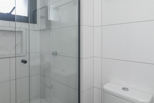 Banheiro de apartamento para alugar com 1 quarto, 26m² em Costa E Silva, Porto Alegre