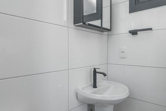 Banheiro de apartamento para alugar com 0 quarto, 18m² em Costa E Silva, Porto Alegre