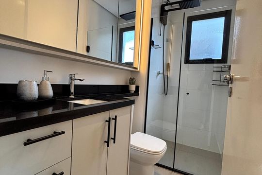 Banheiro social de apartamento para alugar com 1 quarto, 47m² em Empresarial 18 do Forte, Barueri