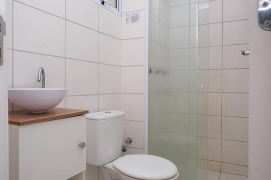 Banheiro de apartamento para alugar com 2 quartos, 46m² em Jardim Jasmim, Nova Iguaçu