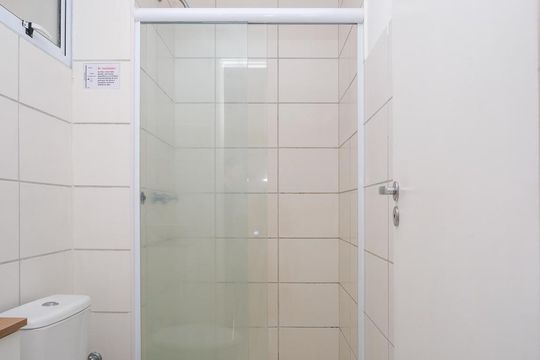 Banheiro de apartamento para alugar com 2 quartos, 46m² em Jardim Jasmim, Nova Iguaçu